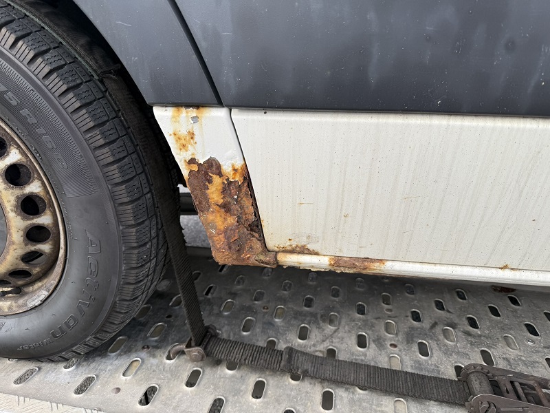 Pokročilá rez na blatníku a prahu dodávky