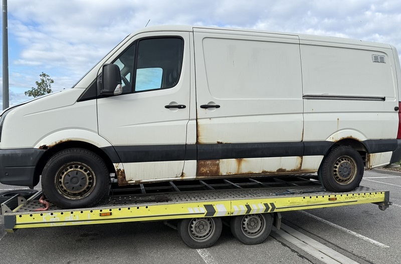Zrezlá dodávka – rez na karoserii automobilu